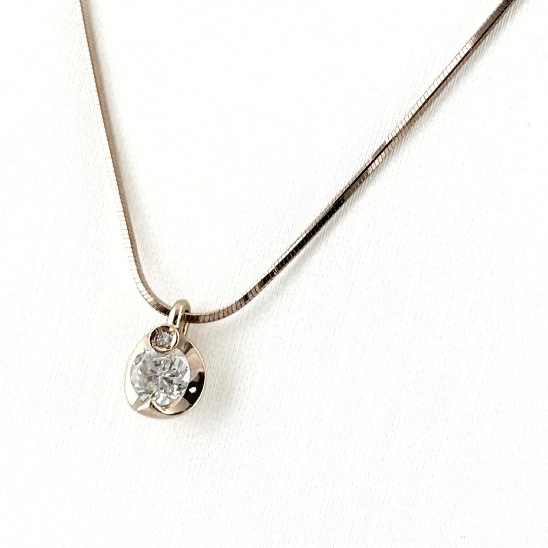 DIAMOND PENDANT DIAMONDS NECKLACE: Diamond pendant Diamonds Necklace Brand: Unbranded Type/Style: Necklace Material: 18KPG, Main Stone/Creation Natural Color: PG Size: Chain width 0.5mm(0.0")Pendant size 7.6?4.6mm(0.3") Accessories: