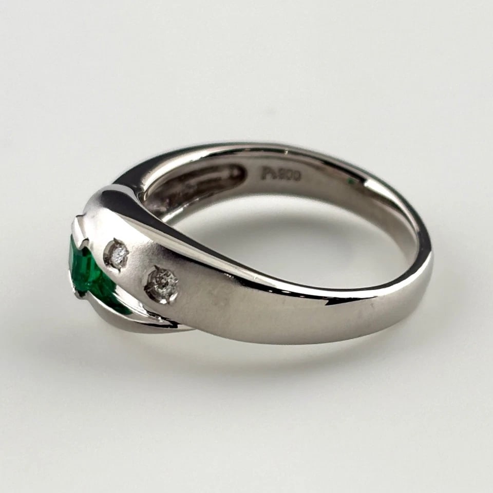 EMERALD DESIGN PLATINUM MELEE DIAMOND RING: emerald design Platinum melee diamond Ring Brand: Unbranded Type/Style: Ring Material: Pt900, Main Stone/Creation Emerald diamond Color: None Size: US 7 to 7.5 Accessories: None Accessorie