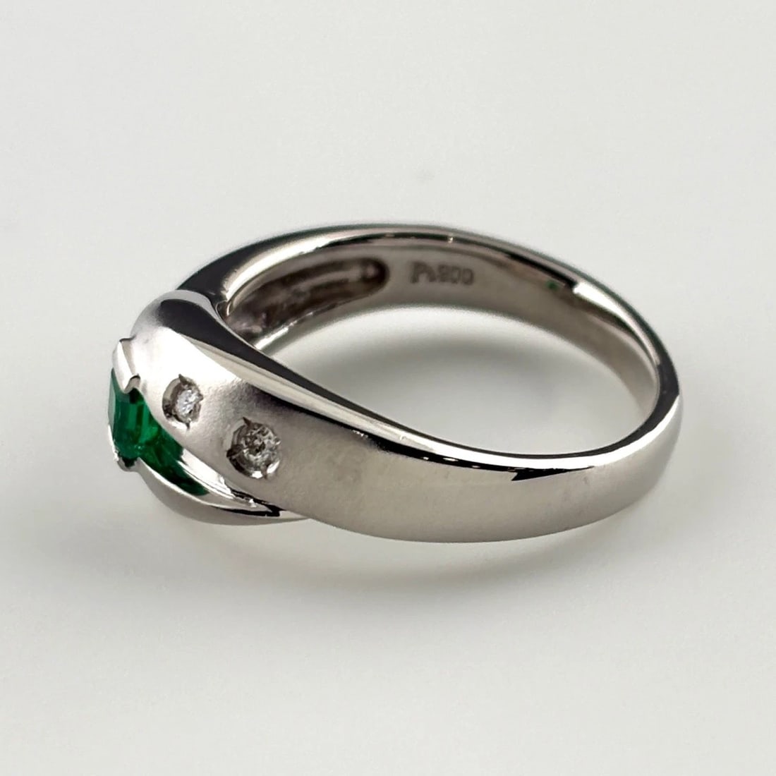 EMERALD DESIGN PLATINUM MELEE DIAMOND RING - 3