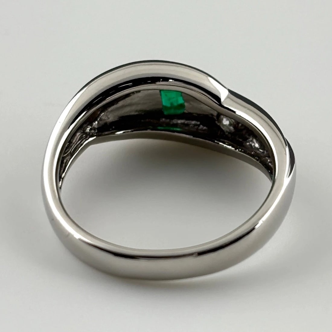 EMERALD DESIGN PLATINUM MELEE DIAMOND RING - 4