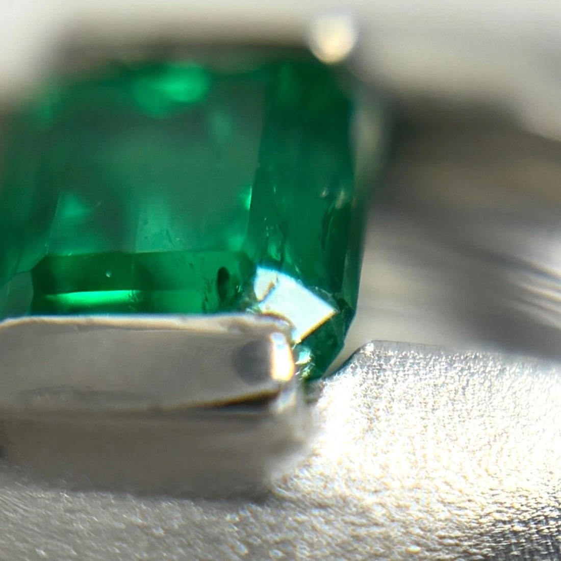 EMERALD DESIGN PLATINUM MELEE DIAMOND RING - 5