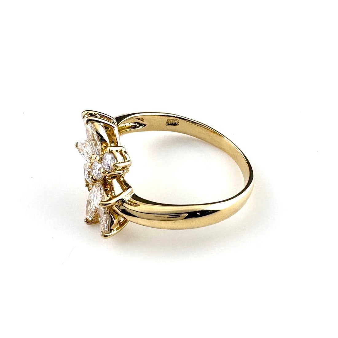 MELEE DIAMOND DESIGN YG YELLOWGOLD RING: melee diamond design YG YellowGold Ring Brand: Unbranded Type/Style: Ring Material: 18K, Main Stone/Creation Natural Color: YellowGold Size: US 6.5 to 7 Accessories: None Accessories Notic