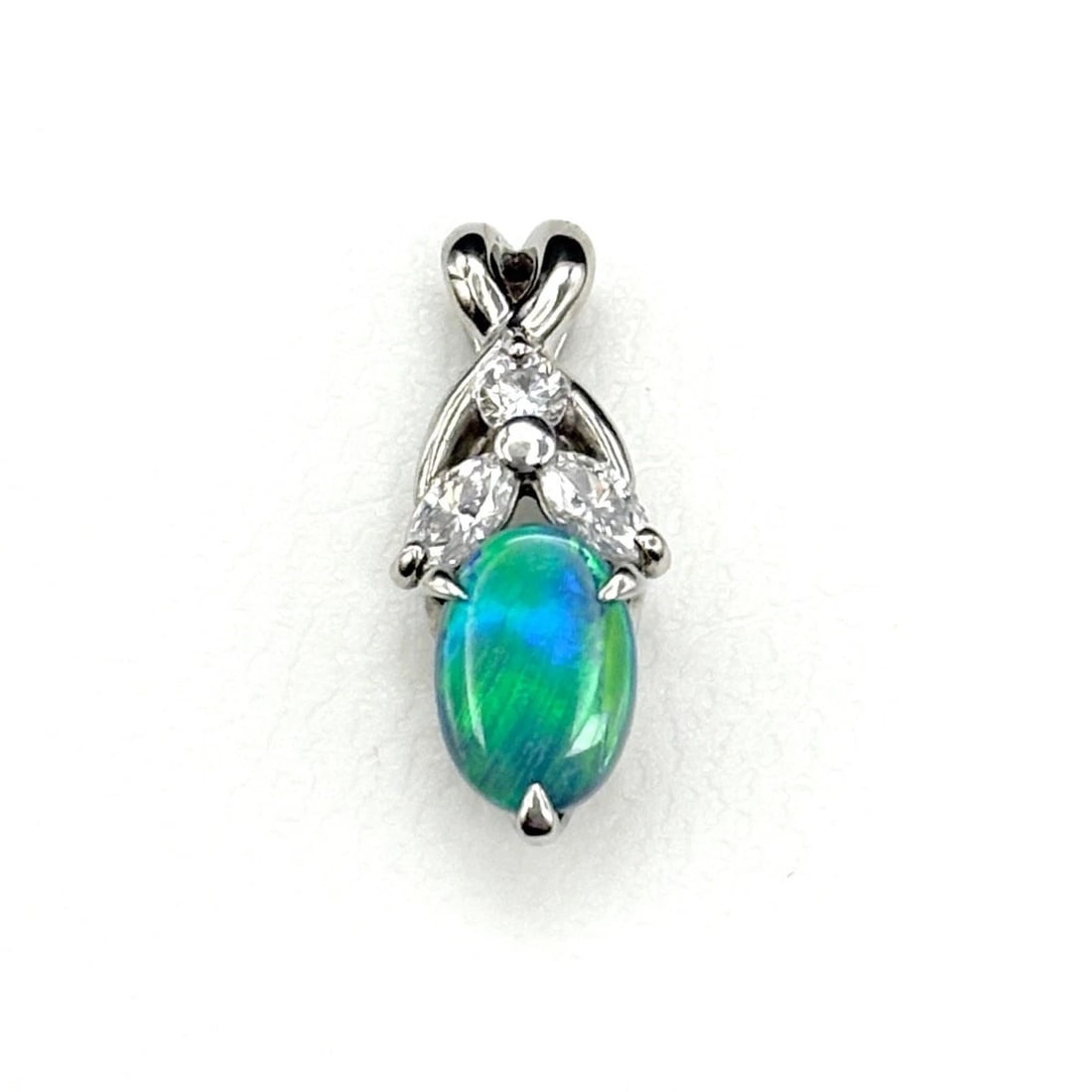 BLACK OPAL PLATINUM MELEE DIAMOND PENDANT HEAD: Black Opal Platinum melee diamond Pendant Head Brand: Unbranded Type/Style: Pendant Head Material: Pt900, Main Stone/Creation opal diamond Color: None Size: Pendant size 16.3?6.8mm(0.6") Inside