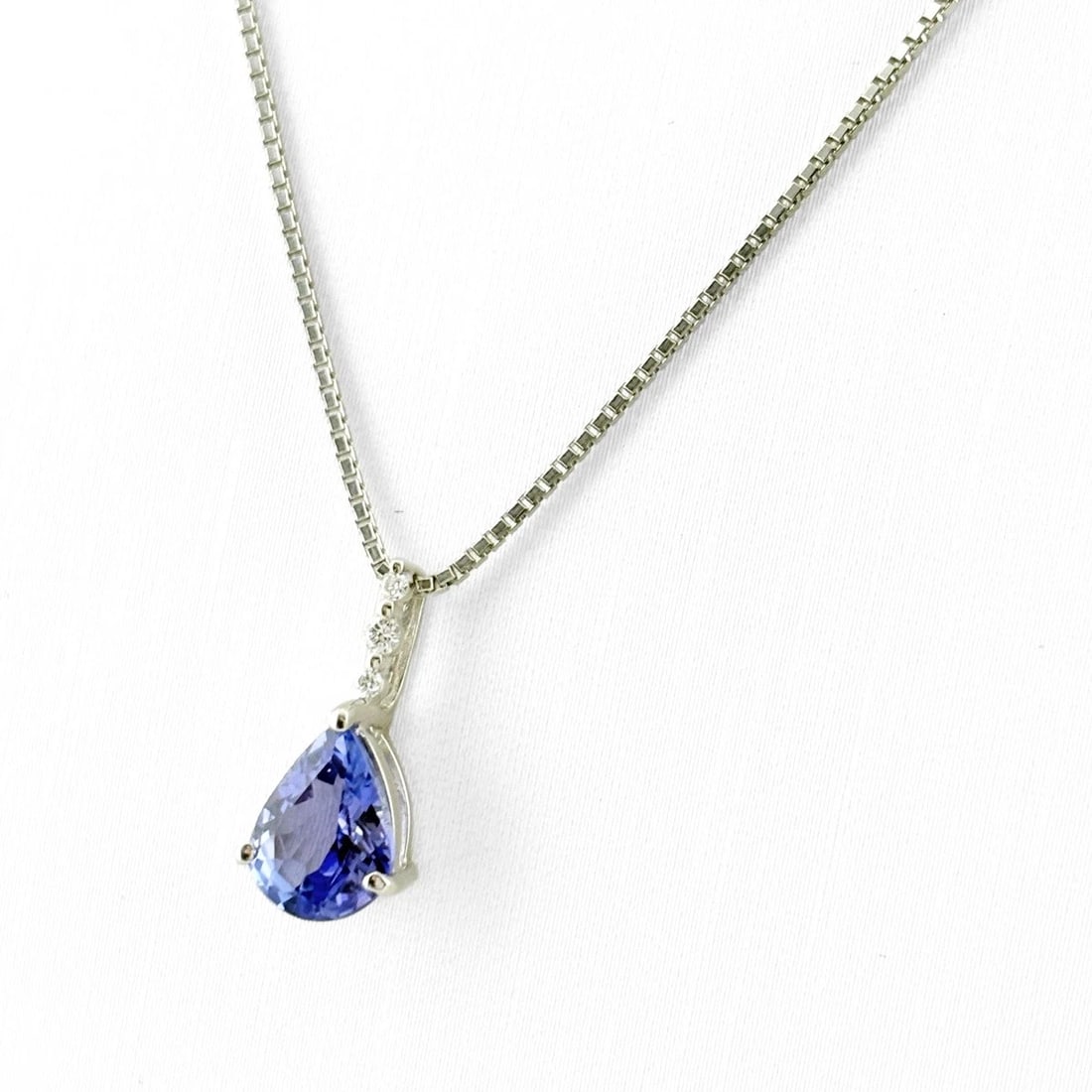TANZANITE DESIGN NECKLACE PLATINUM MELEE DIAMOND PENDANT: Tanzanite Design Necklace Platinum melee diamond Pendant Brand: Unbranded Type/Style: Necklace Material: Pt1000 ?Pt900, Main Stone/Creation Tanzanite Color: None Size: Chain / code 45cm(17.7")
