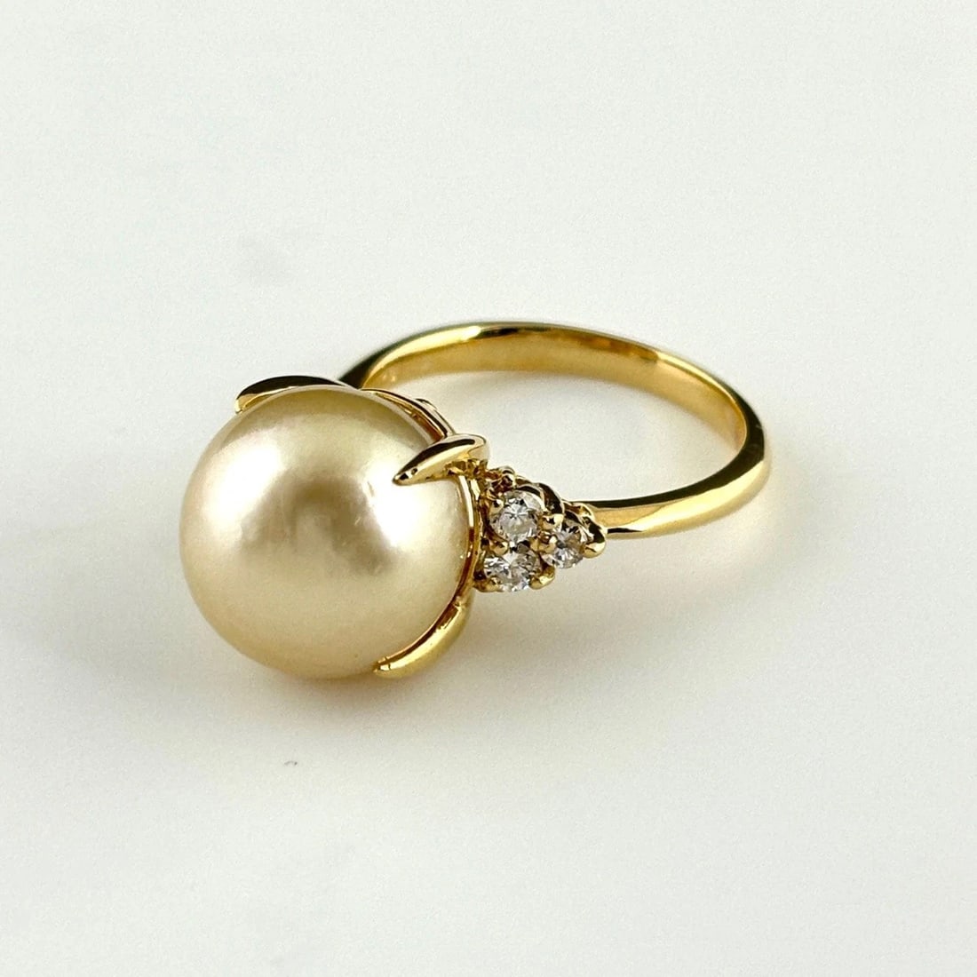 PEARL DESIGN RING YG RING MELEE DIAMOND PEARL RING 18K: pearl design ring YG Ring melee diamond pearl Ring 18K Brand: Unbranded Type/Style: Ring Material: 18KYellowGold, Main Stone/Creation Pearl diamond Color: YellowGold Size: US 8 to 8.5 Accessories: