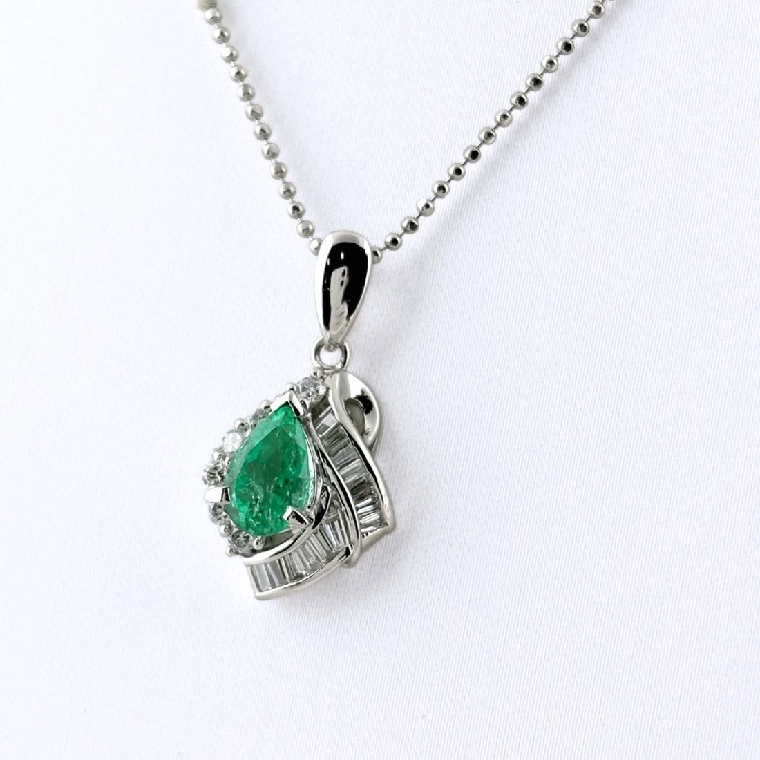 EMERALD DESIGN PLATINUM PENDANT MELEE DIAMOND NECKLACE: Emerald design Platinum Pendant melee diamond Necklace Brand: Unbranded Type/Style: Necklace Material: Pt900 Pt850, Main Stone/Creation Natural Color: None Size: Chain / code 40cm(15.7") Pendant head