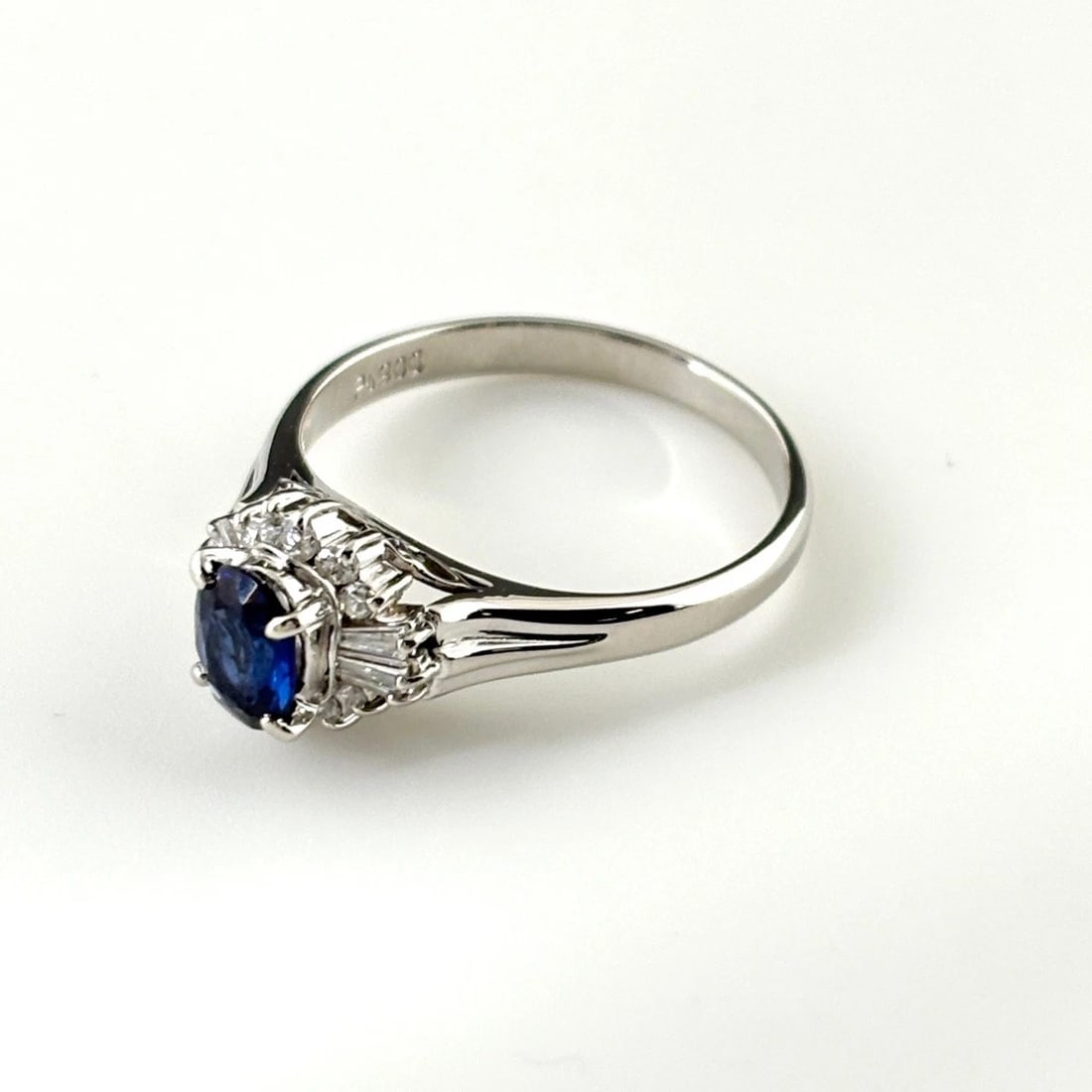 SAPPHIRE DESIGN PLATINUM MELEE DIAMOND RING: sapphire design Platinum melee diamond Ring Brand: Unbranded Type/Style: Ring Material: Pt900, Main Stone/Creation sapphire diamond Color: None Size: US 6.5 to 7 Accessories: None Accessories Notice: