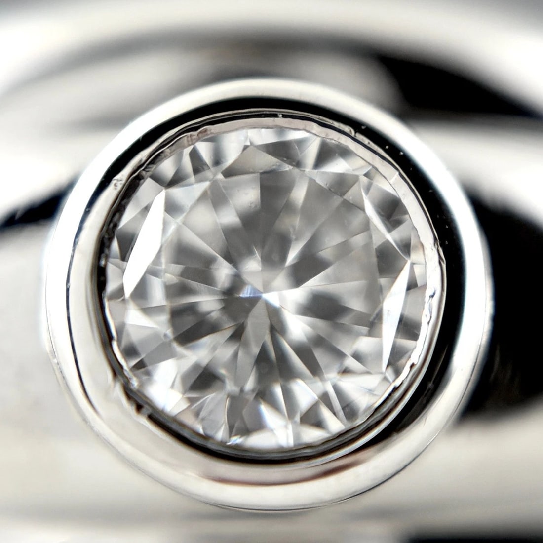 DIAMOND DESIGN PLATINUM RING - 2