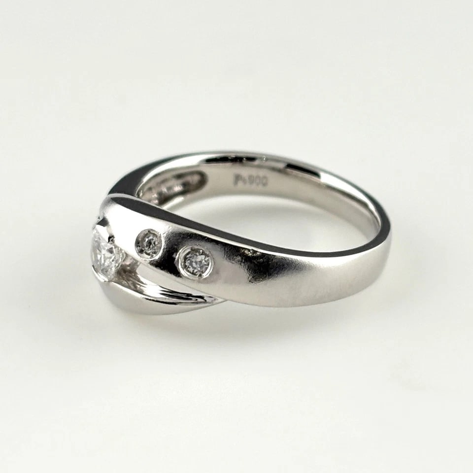 MELEE DIAMOND DESIGN PLATINUM RING: melee diamond design Platinum Ring Brand: Unbranded Type/Style: Ring Material: Pt900, Main Stone/Creation Natural Color: None Size: US 6.5 Accessories: None Accessories Notice: When purcha