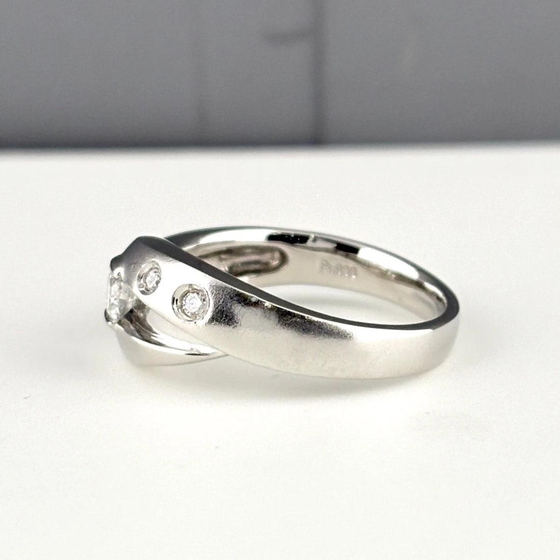 MELEE DIAMOND DESIGN PLATINUM RING - 4