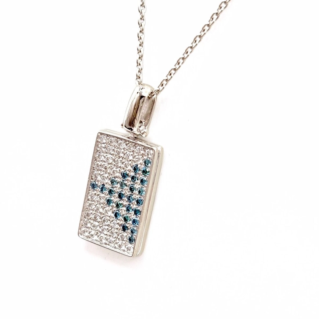 SOUTHERN CROSS MELEE DIAMOND NECKLACE PLATINUM: Southern Cross melee diamond necklace Platinum Brand: Southern Cross Type/Style: Necklace Material: Pt900, Main Stone/Creation Natural Color: Silver Size: Chain / code 42cm(16.5")Chain width 1.0mm(0.0