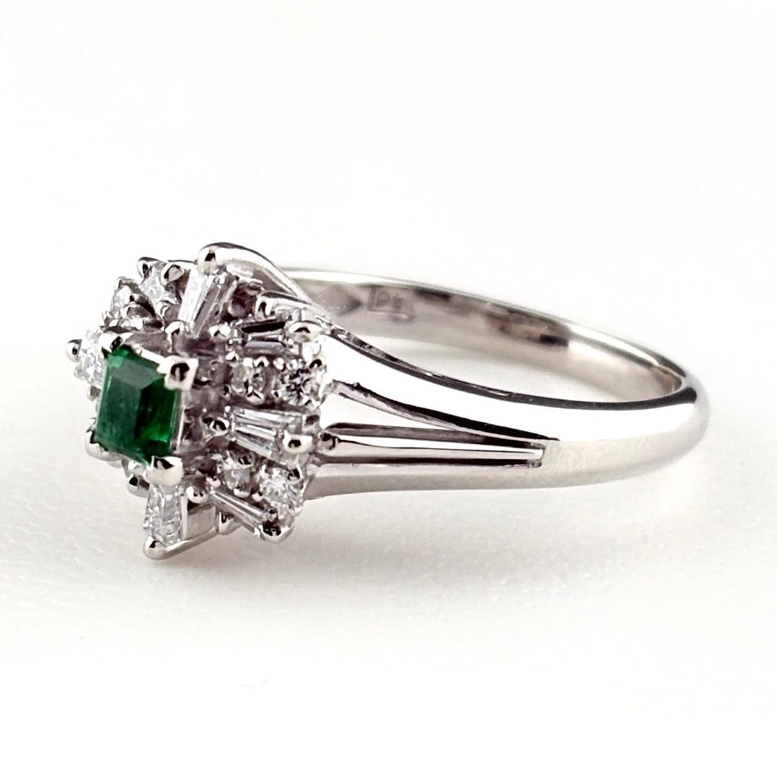 EMERALD DESIGN PLATINUM MELEE DIAMOND RING - 3