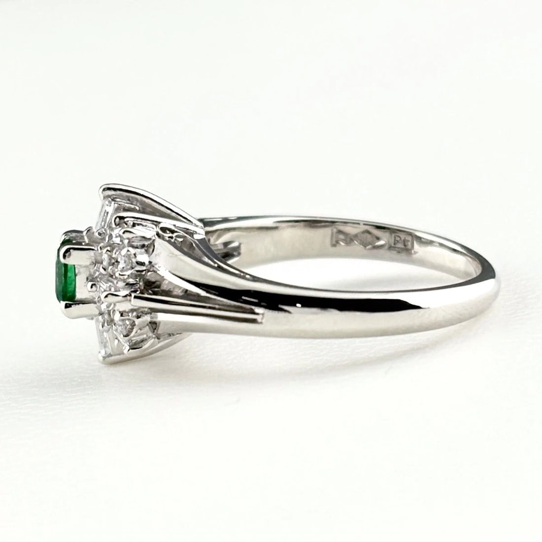 EMERALD DESIGN PLATINUM MELEE DIAMOND RING - 4