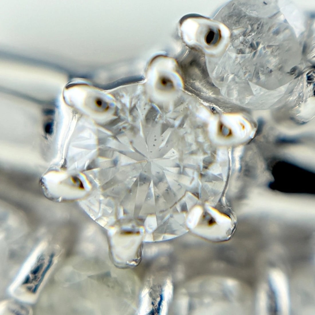 MELEE DIAMOND DESIGN PLATINUM RING - 2