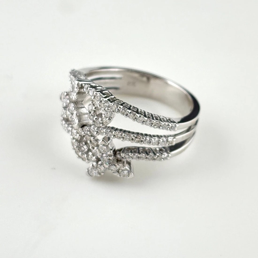 MELEE DIAMOND DESIGN RING: melee diamond design Ring Brand: Unbranded Type/Style: Ring Material: 18K, Main Stone/Creation Natural Color: Size: US 6.5 to 7 Accessories: None Accessories Notice: When purchasing pre-ow