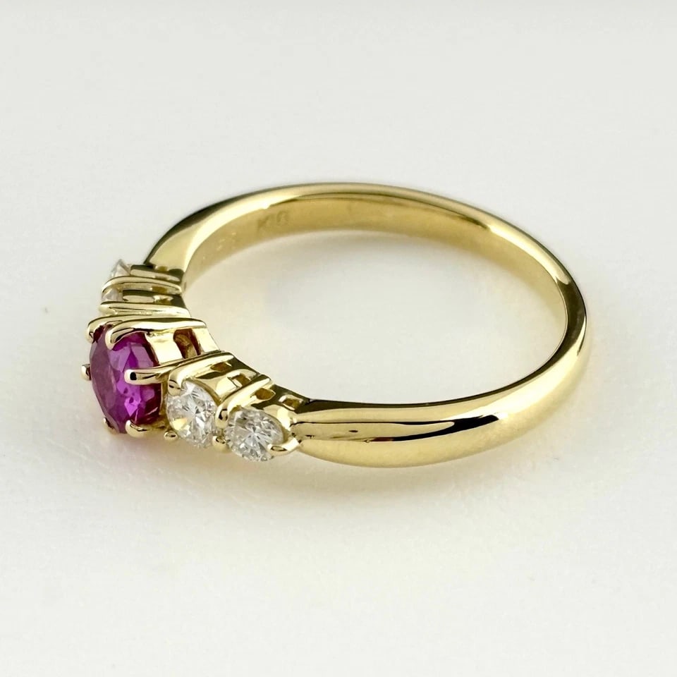 RUBY DESIGN YG YELLOWGOLD MELEE DIAMOND RING: ruby design YG YellowGold melee diamond Ring Brand: Unbranded Type/Style: Ring Material: 18K, Main Stone/Creation Ruby diamond Color: YellowGold Size: US 6.5 to 7 Accessories: None Accesso