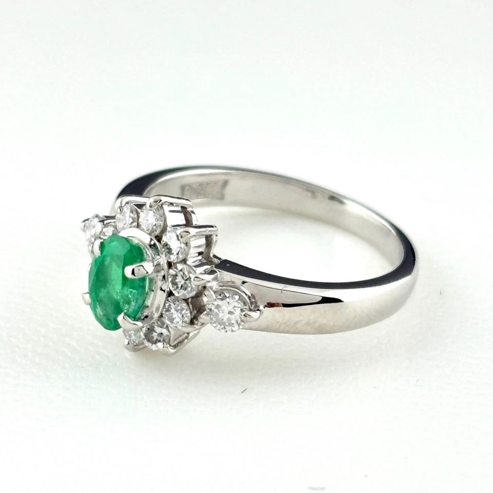 EMERALD DESIGN PLATINUM MELEE DIAMOND RING: emerald design Platinum melee diamond Ring Brand: Unbranded Type/Style: Ring Material: Pt900, Main Stone/Creation Emerald diamond Color: None Size: US 4.5 to 5 Accessories: None Accessories Notice: