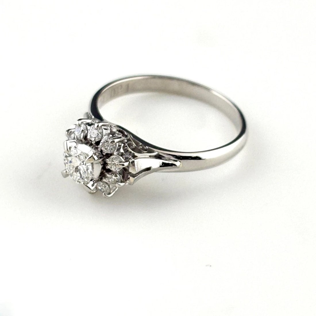 FLOWER MOTIF DESIGN PLATINUM MELEE DIAMOND RING: flower motif design Platinum melee diamond Ring Brand: Unbranded Type/Style: Ring Material: Pt900, Main Stone/Creation Natural Color: None Size: US 6) Accessories: None Accessories Notice: When