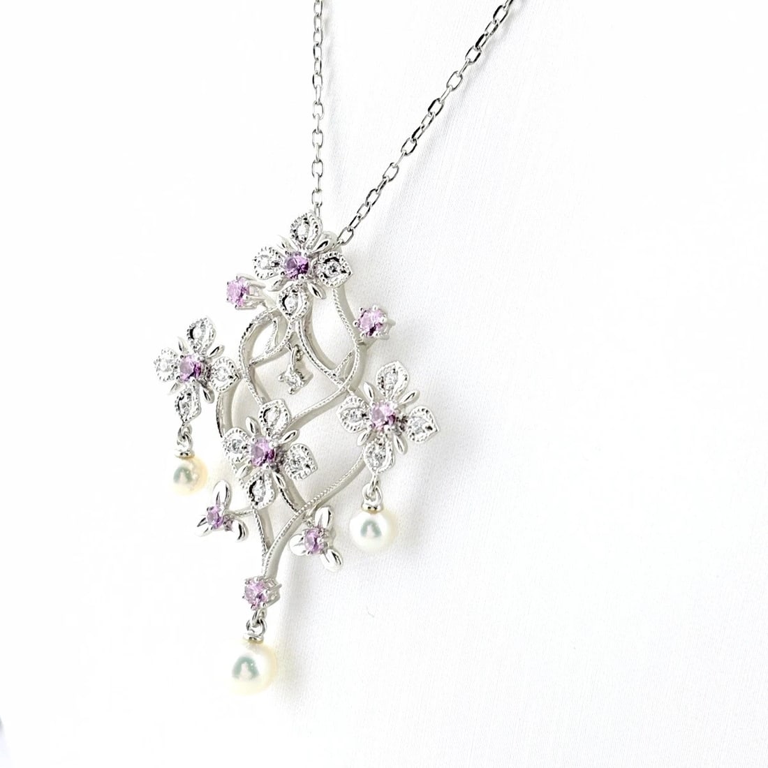 MIKIMOTO MELEE DIAMOND DESIGN PINK SAPPHIRE PEARL PENDANT NECKLACE: MIKIMOTO melee diamond design Pink Sapphire Pearl Pendant Necklace Brand: MIKIMOTO Type/Style: Necklace Material: 18KPG, Main Stone/Creation Sapphire Diamond Pearl diamond Color: Pink Gold Size: Chain