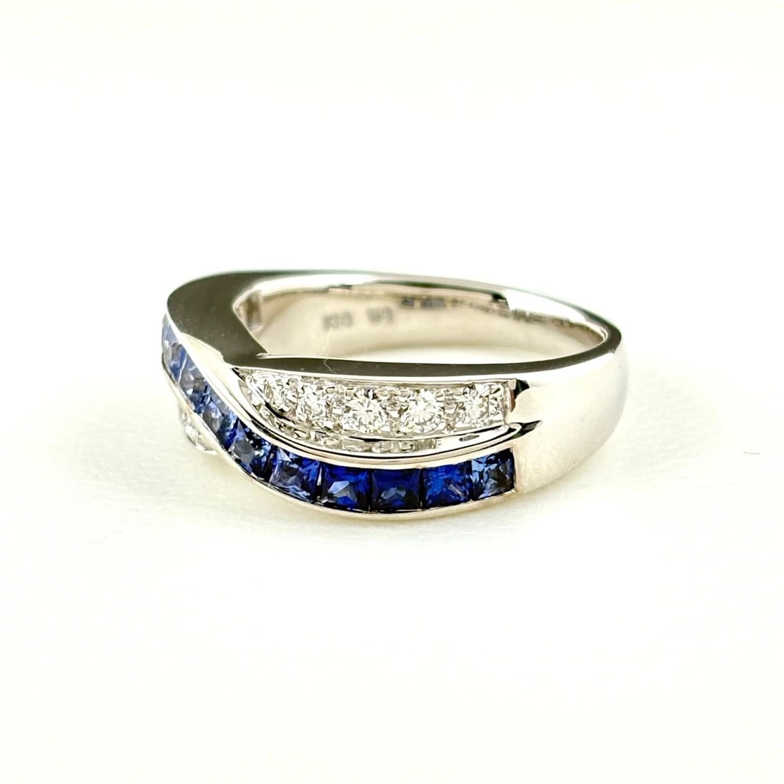 SAPPHIRE DESIGN RING WG RING MELEE DIAMOND RING: sapphire design ring WG ring melee diamond Ring Brand: Unbranded Type/Style: Ring Material: 18K WG, Main Stone/Creation Sapphire Diamond Color: White Gold Size: US 6.5 to 7 Accessories: None <
