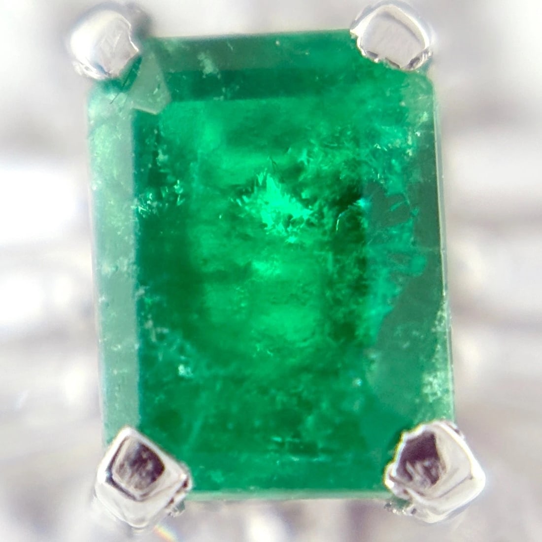 EMERALD DESIGN PLATINUM MELEE DIAMOND RING - 2