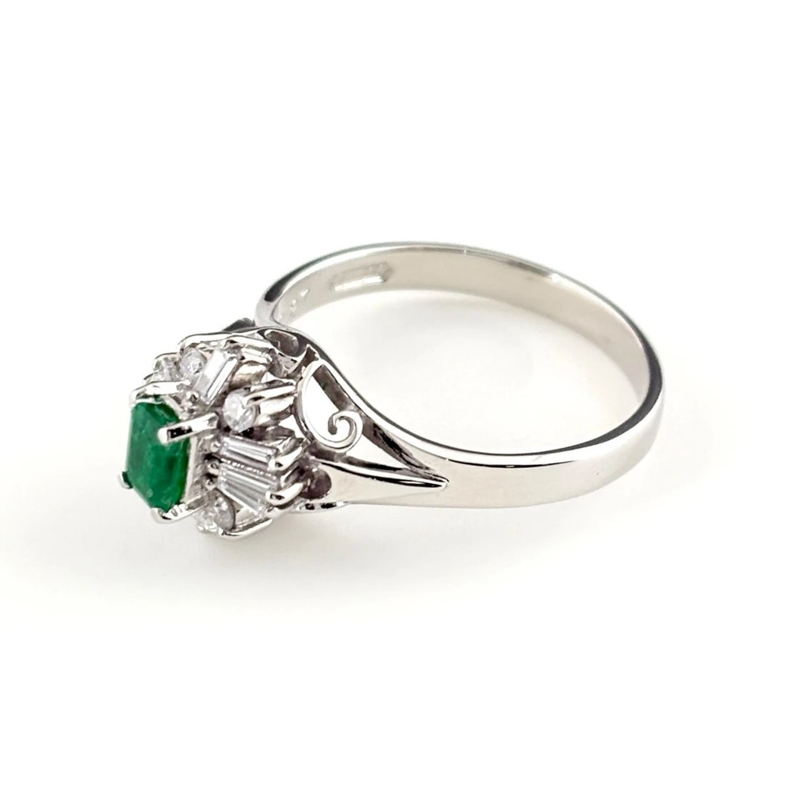 EMERALD DESIGN PLATINUM MELEE DIAMOND RING - 3