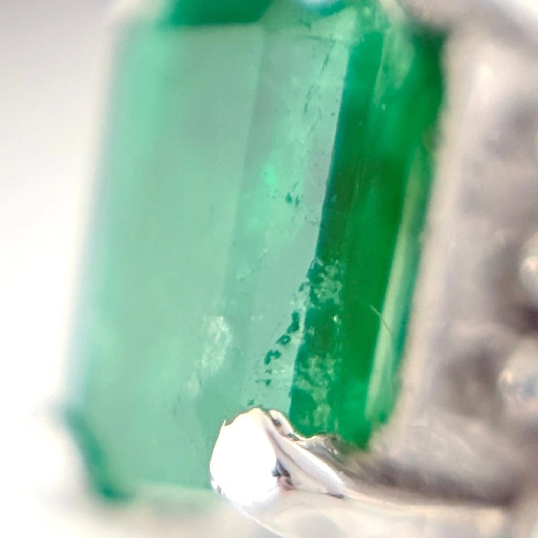 EMERALD DESIGN PLATINUM MELEE DIAMOND RING - 5