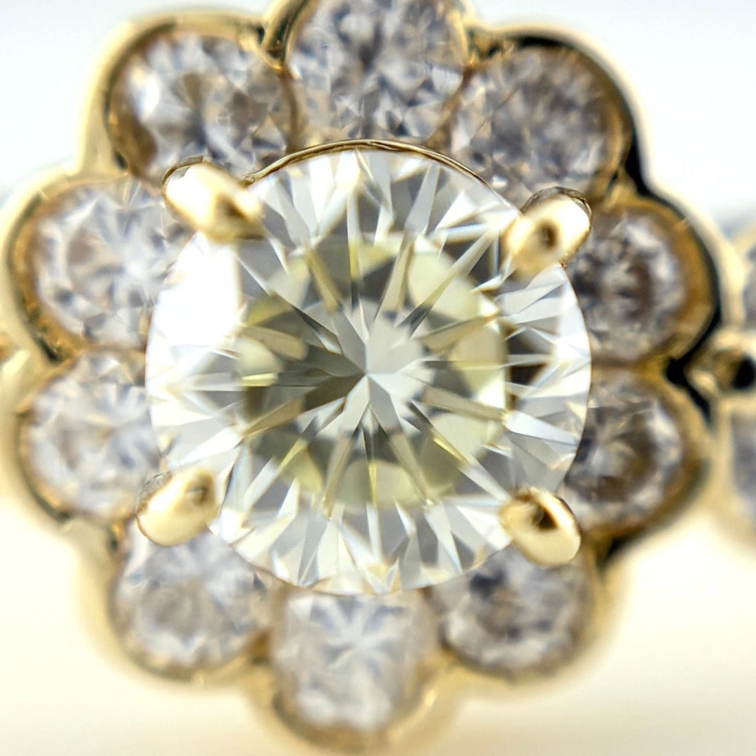DIAMOND DESIGN YG YELLOWGOLD MELEE DIAMOND RING: diamond design YG YellowGold melee diamond Ring Brand: Unbranded Type/Style: Ring Material: 18K, Main Stone/Creation Natural Color: YellowGold Size: US 5.5 to 6 Accessories: None Accessori