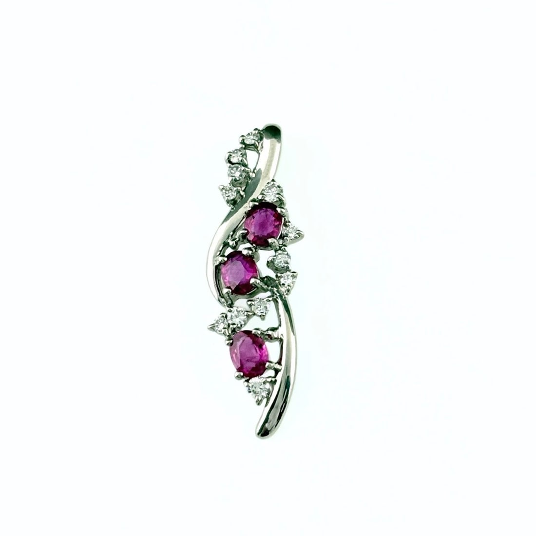 RUBY DESIGN PENDANT HEAD PLATINUM MELEE DIAMOND: Ruby Design Pendant Head Platinum melee diamond Brand: Unbranded Type/Style: Pendant Head Material: Pt900, Main Stone/Creation Ruby Diamond Color: None Size: Pendant size 28.4?9.0mm(1.1") Inside