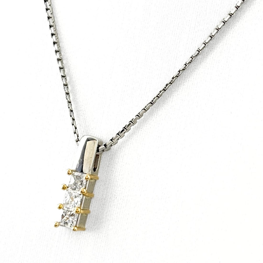 MELEE DIAMOND DESIGN PLATINUM YELLOWGOLD PENDANT DIAMOND NECKLACE: melee diamond design Platinum YellowGold Pendant Diamond Necklace Brand: Unbranded Type/Style: Necklace Material: 18KYellowGold, Main Stone/Creation Natural Color: YellowGold Size: Chain / code 40cm(1
