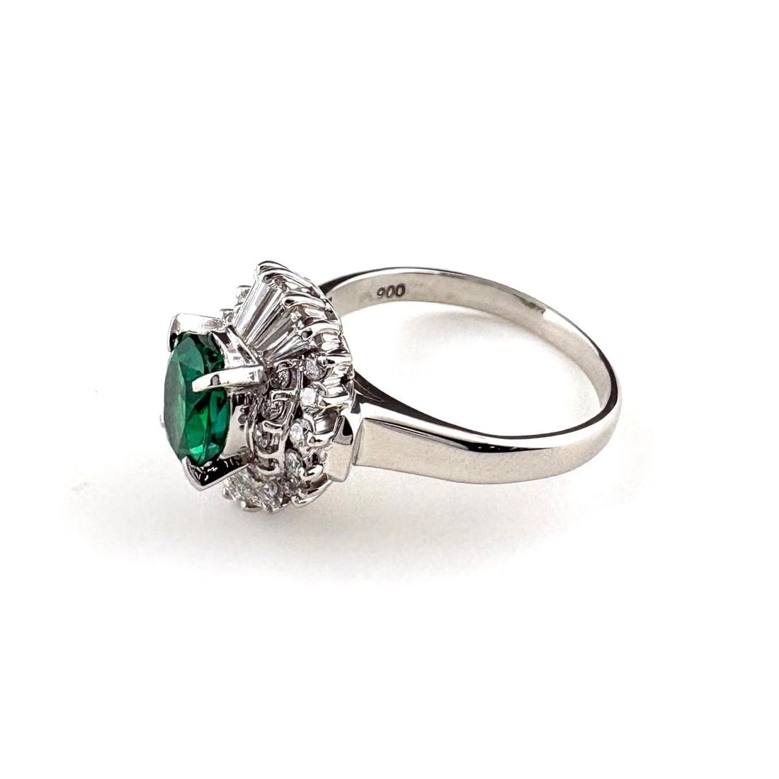 EMERALD DESIGN PLATINUM MELEE DIAMOND RING: emerald design Platinum melee diamond Ring Brand: Unbranded Type/Style: Ring Material: Pt900, Main Stone/Creation Emerald diamond Color: None Size: US 6.5 to 7 Accessories: None Accessories Notice: