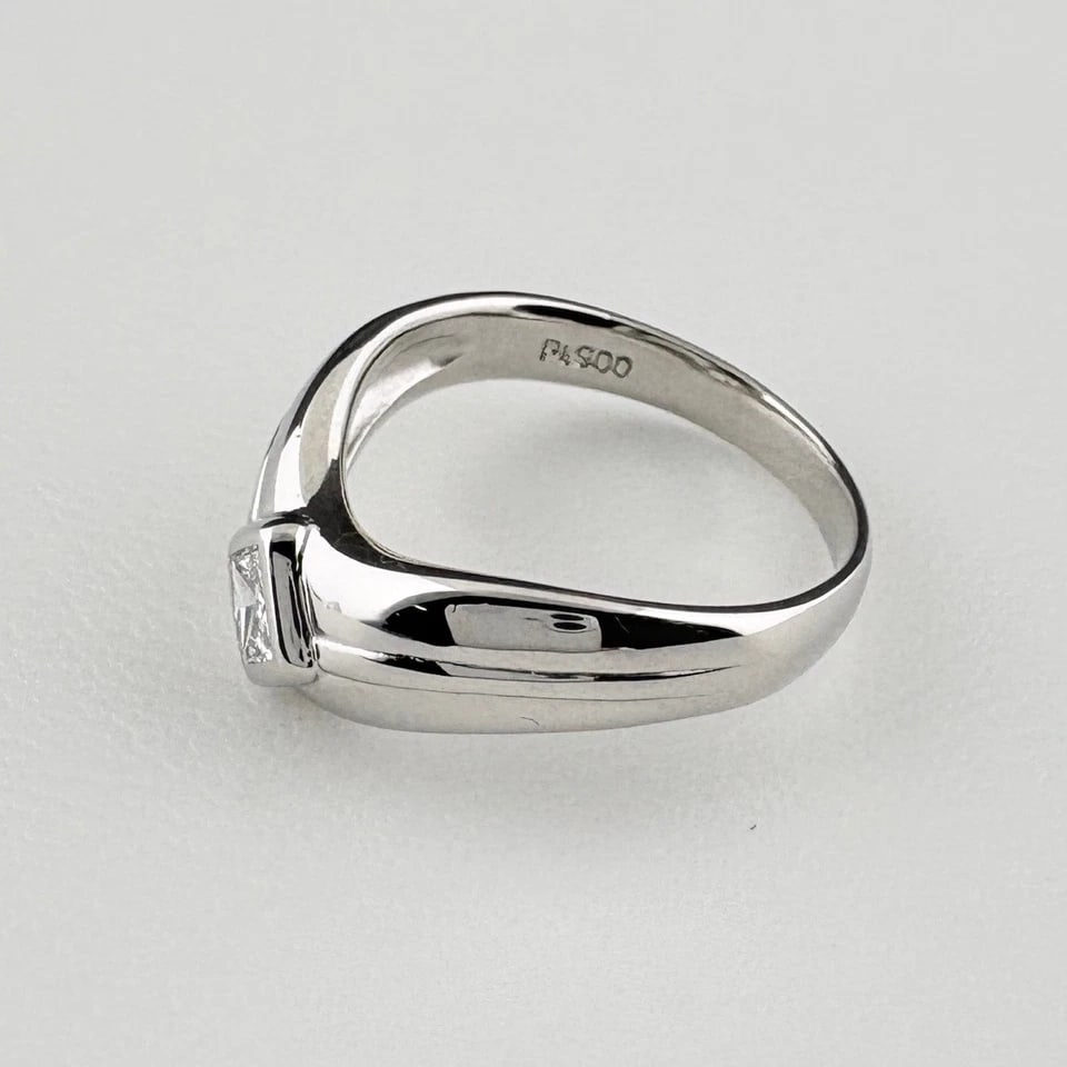 MELEE DIAMOND DESIGN PLATINUM RING: melee diamond design Platinum Ring Brand: Unbranded Type/Style: Ring Material: Pt900, Main Stone/Creation Natural Color: None Size: US 6.5 Accessories: None Accessories Notice: When purchasing