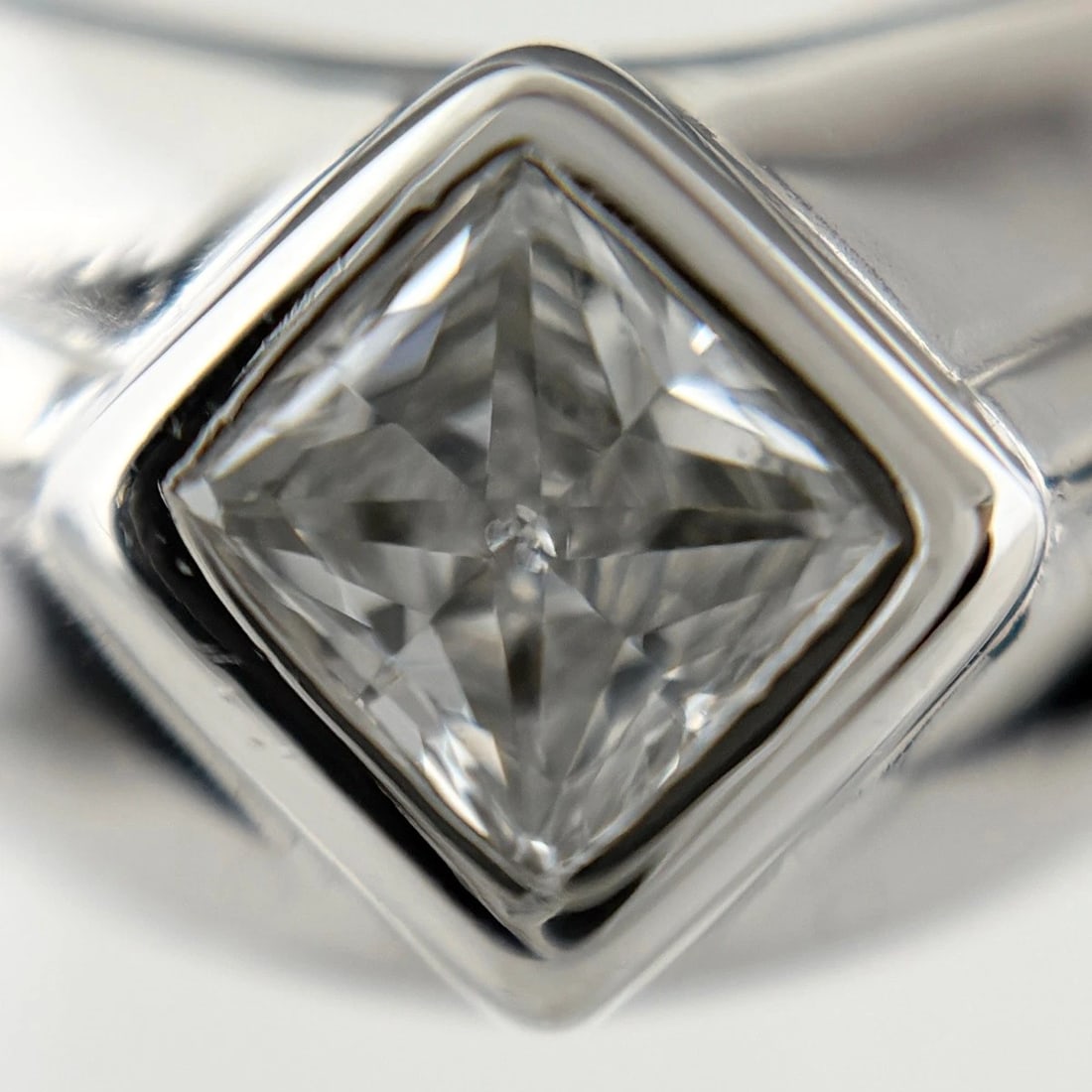 MELEE DIAMOND DESIGN PLATINUM RING - 2