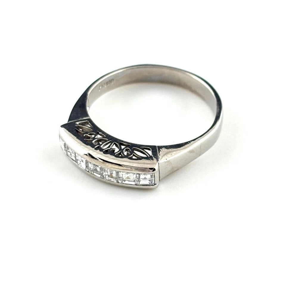 MELEE DIAMOND DESIGN PLATINUM RING: melee diamond design Platinum Ring Brand: Unbranded Type/Style: Ring Material: Pt900, Main Stone/Creation Natural Color: None Size: US 6.5 to 7 Accessories: None Accessories Notice: When purchasing