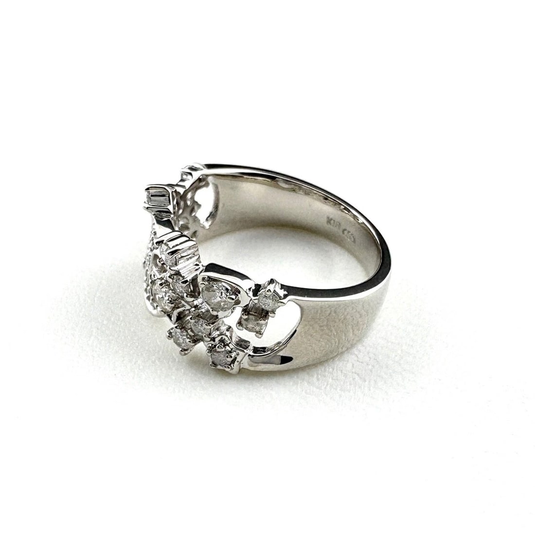 MELEE DIAMOND DESIGN RING: melee diamond design Ring Brand: Unbranded Type/Style: Ring Material: 18K, Main Stone/Creation Natural Color: Size: US 6.5 Accessories: None Accessories Notice: When purchasing pre-owned g