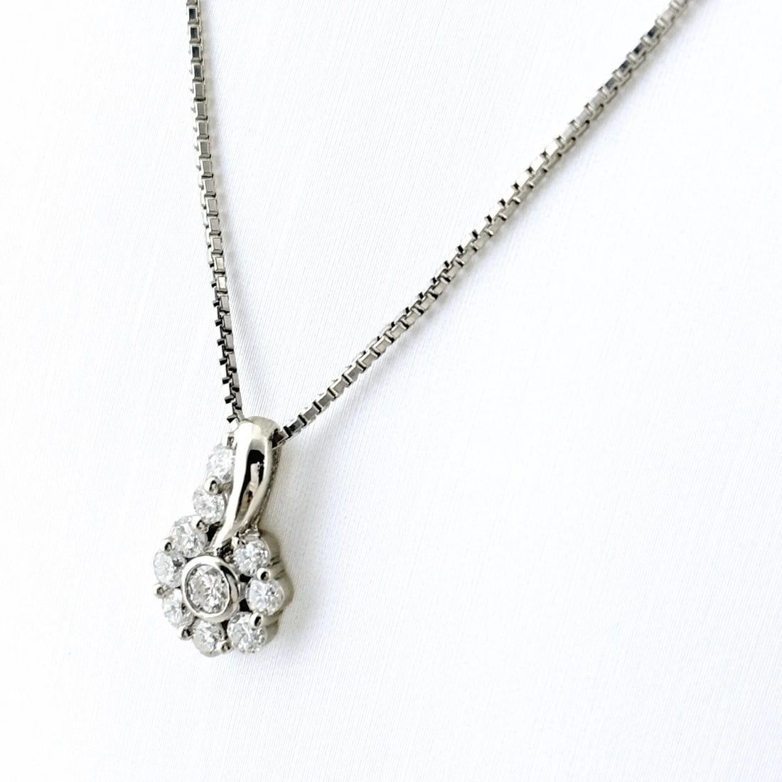 MELEE DIAMOND DESIGN PLATINUM PENDANT NECKLACE: melee diamond design Platinum Pendant Necklace Brand: Unbranded Type/Style: Necklace Material: Pt1000, Main Stone/Creation Natural Color: None Size: Chain / code 46cm(18.1") Chain width 0.9mm(0.0")