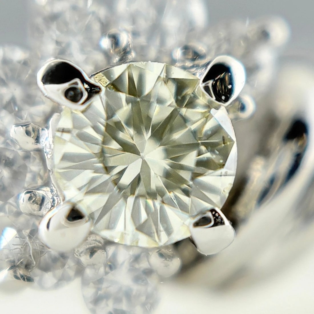 MELEE DIAMOND DESIGN PLATINUM RING - 2