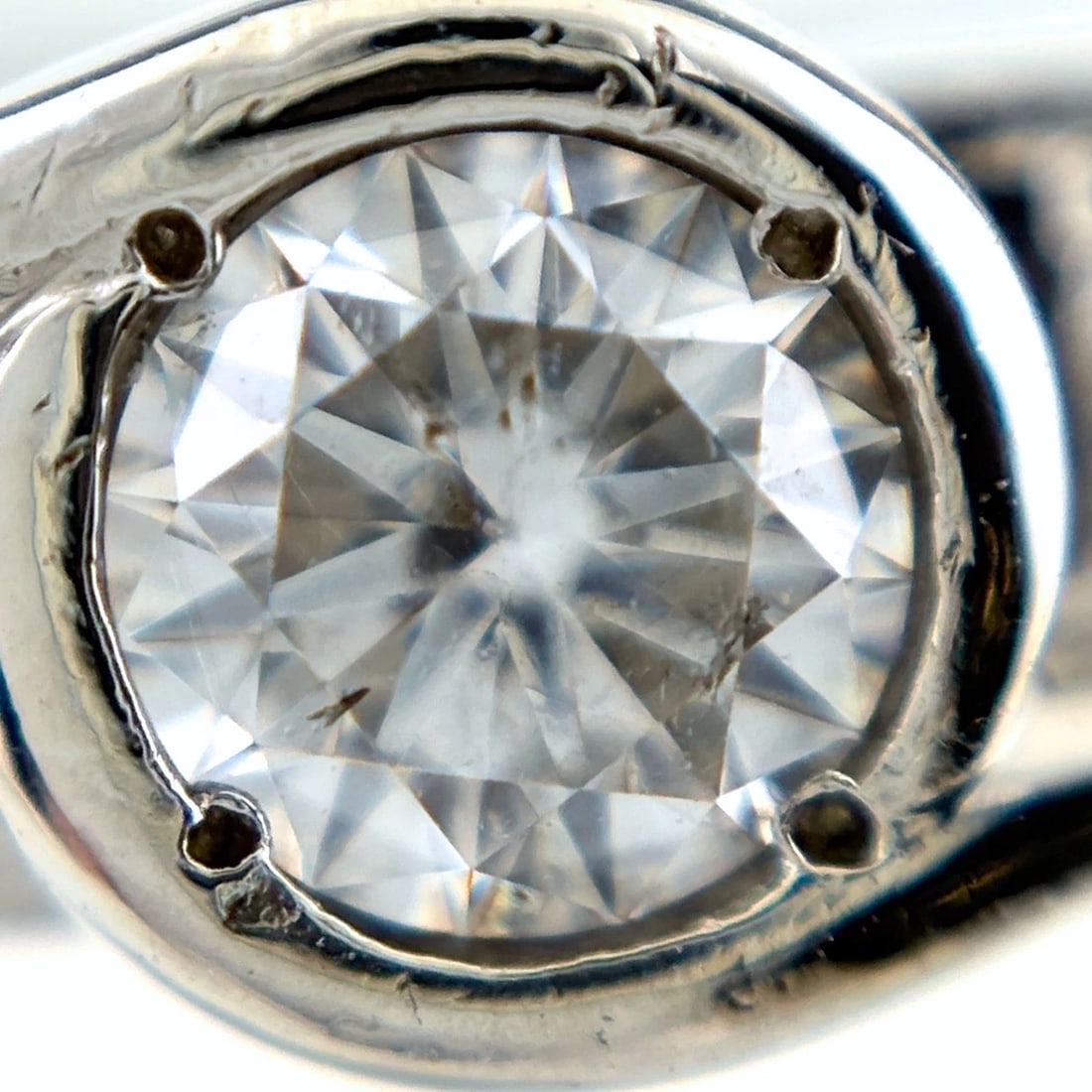 MELEE DIAMOND DESIGN PLATINUM RING - 2