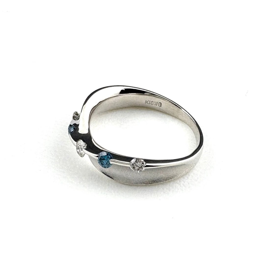 TREATMENT DIAMOND DESIGN WHITEGOLD MELEE RING: Treatment diamond design WhiteGold melee Ring Brand: Unbranded Type/Style: Ring Material: 18KWhite Gold, Main Stone/Creation Natural Color: White Gold Size: About US 5 Accessories: None Accessories