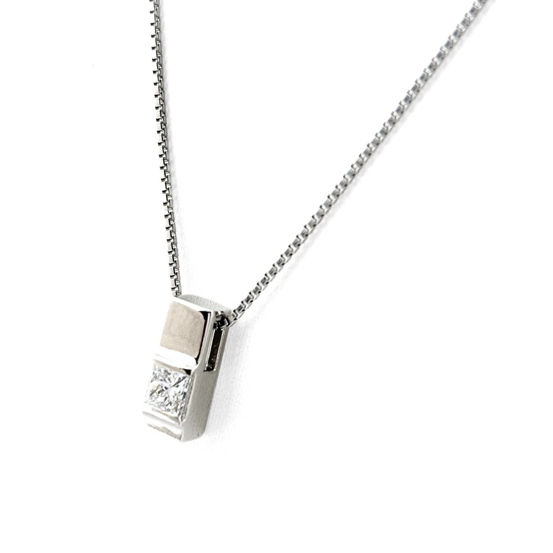 DIAMOND DESIGN PLATINUM PENDANT NECKLACE: Diamond design Platinum Pendant Necklace Brand: Unbranded Type/Style: Necklace Material: Pt900 Pt850, Main Stone/Creation Natural Color: None Size: Chain / code 46.5cm(18.3") Chain width 0.7mm(0.0")