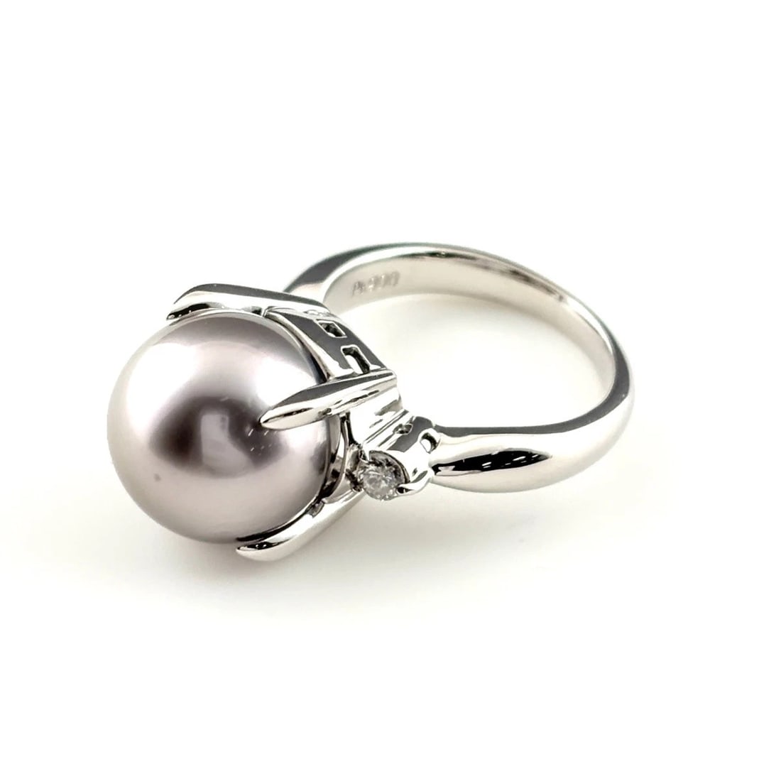PEARL DESIGN RING PLATINUM MELEE DIAMOND PEARL RING: pearl design ring Platinum melee diamond pearl Ring Brand: Unbranded Type/Style: Ring Material: Pt900, Main Stone/Creation Pearl diamond Color: silver Size: US 4.5 to 5 Accessories: None Accessories