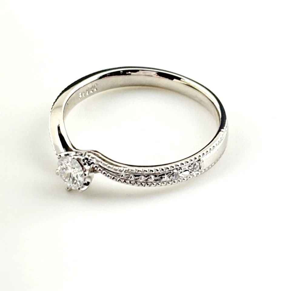 MELEE DIAMOND DESIGN PLATINUM RING: melee diamond design Platinum Ring Brand: Unbranded Type/Style: Ring Material: Pt900, Main Stone/Creation Natural Color: None Size: US 6 to 6.5 Accessories: None Accessories Notice: When purchasing