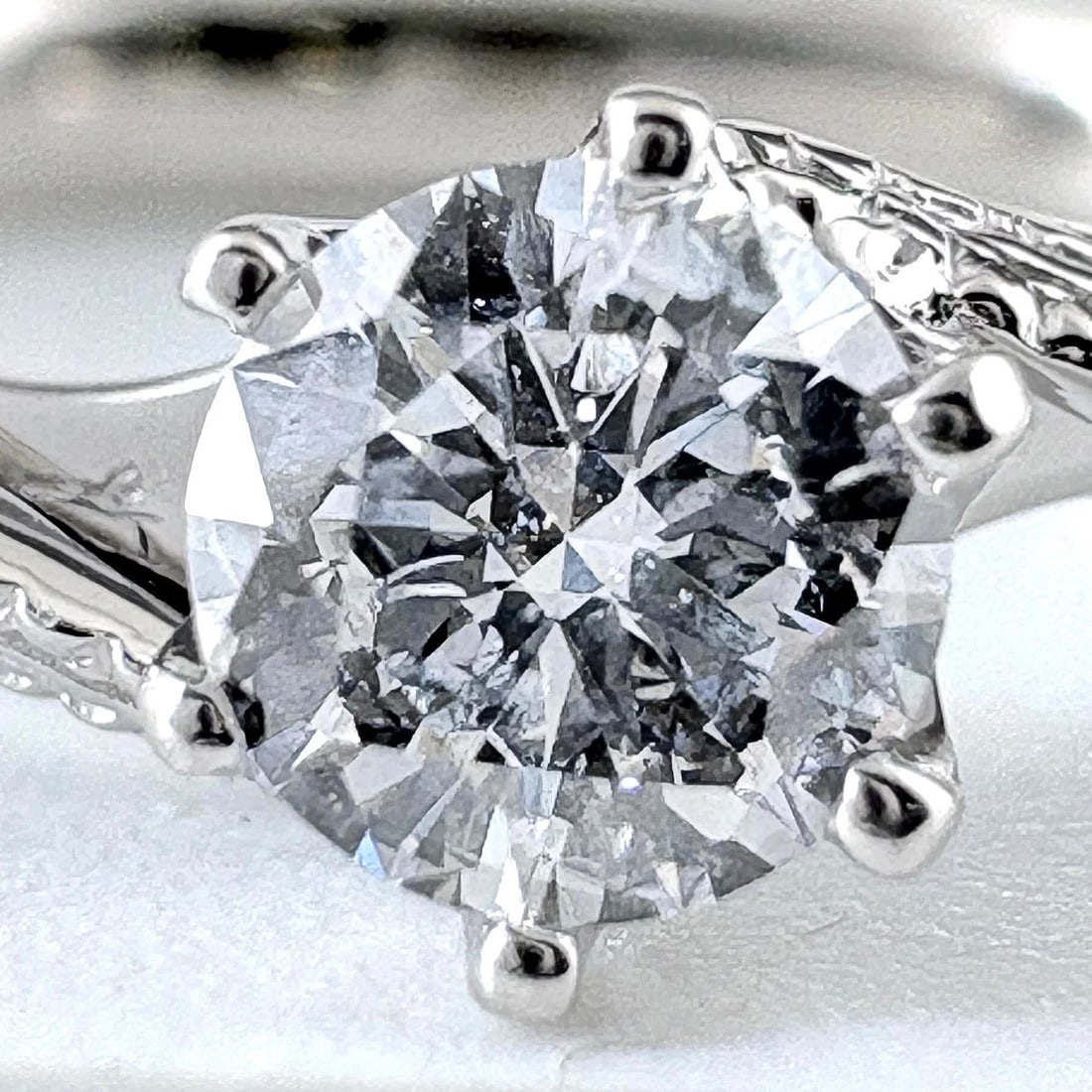 MELEE DIAMOND DESIGN PLATINUM RING - 2