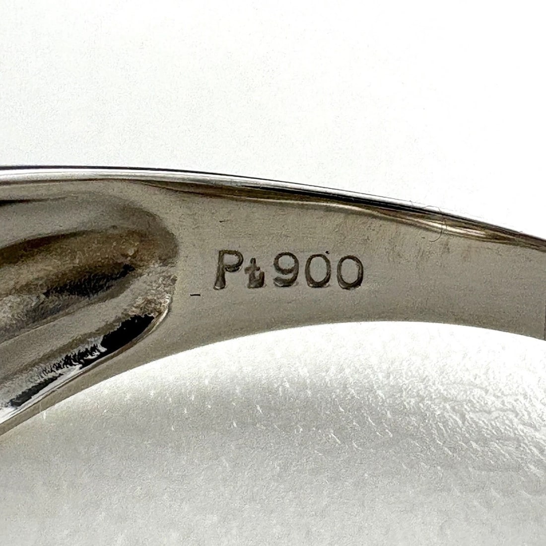 MELEE DIAMOND DESIGN PLATINUM RING - 2