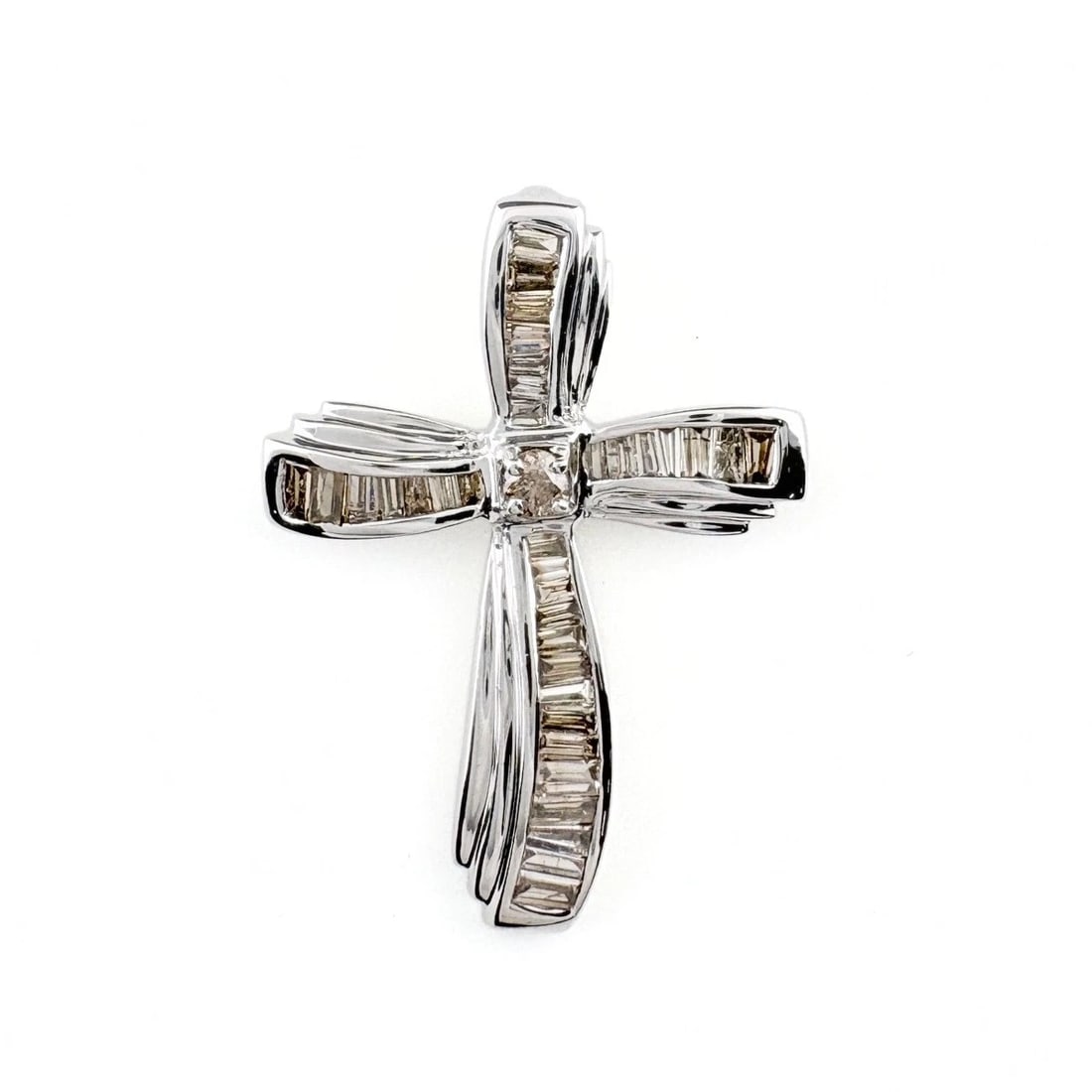 CROSS MOTIF MELEE DIAMOND PENDANT HEAD: Cross motif melee diamond Pendant Head Brand: Unbranded Type/Style: Pendant Head Material: 18K, Main Stone/Creation Natural Color: Size: Pendant size 31.1?22.7mm(1.2") Inside diameter of the bail