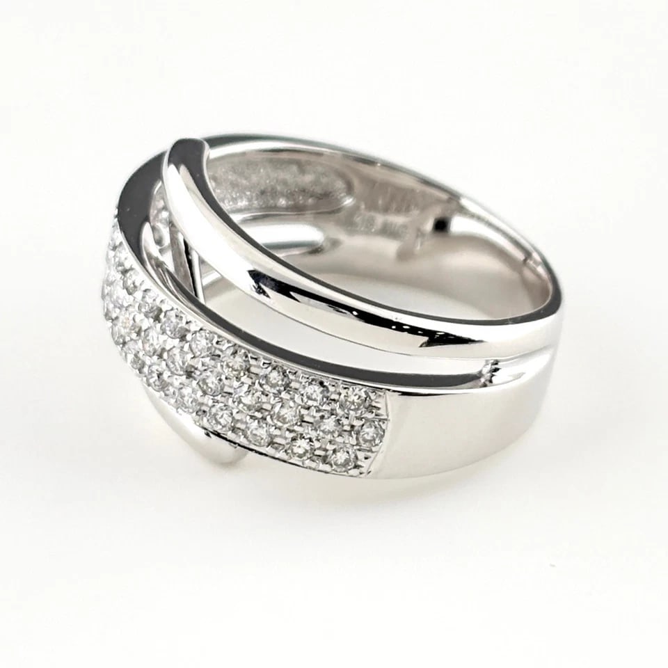 MELEE DIAMOND DESIGN WHITEGOLD RING: melee diamond design WhiteGold Ring Brand: Unbranded Type/Style: Ring Material: 18KWhite Gold, Main Stone/Creation Natural Color: White Gold Size: US 6.5 Accessories: None Accessories Noti