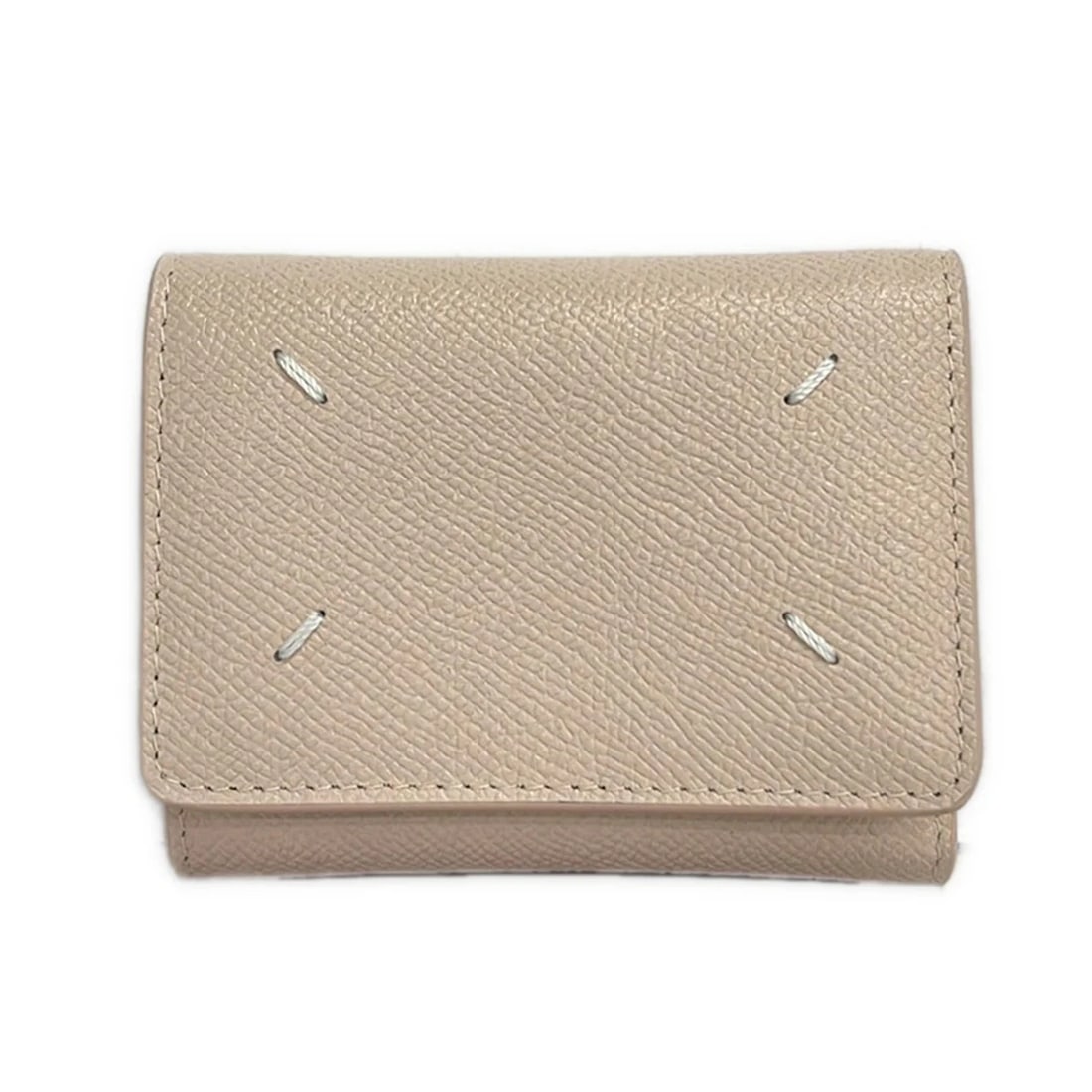 MAISON MARGIELA LIGHT PINK LEATHER TRIFOLD WALLET: Maison Margiela Light Pink Leather Trifold Wallet Brand: Maison Margiela Type/Style: Trifold Wallet Material: Exterior Material Leather Color: Exterior Color Light Pink Size: Height : 3.35 inch (8.5 c