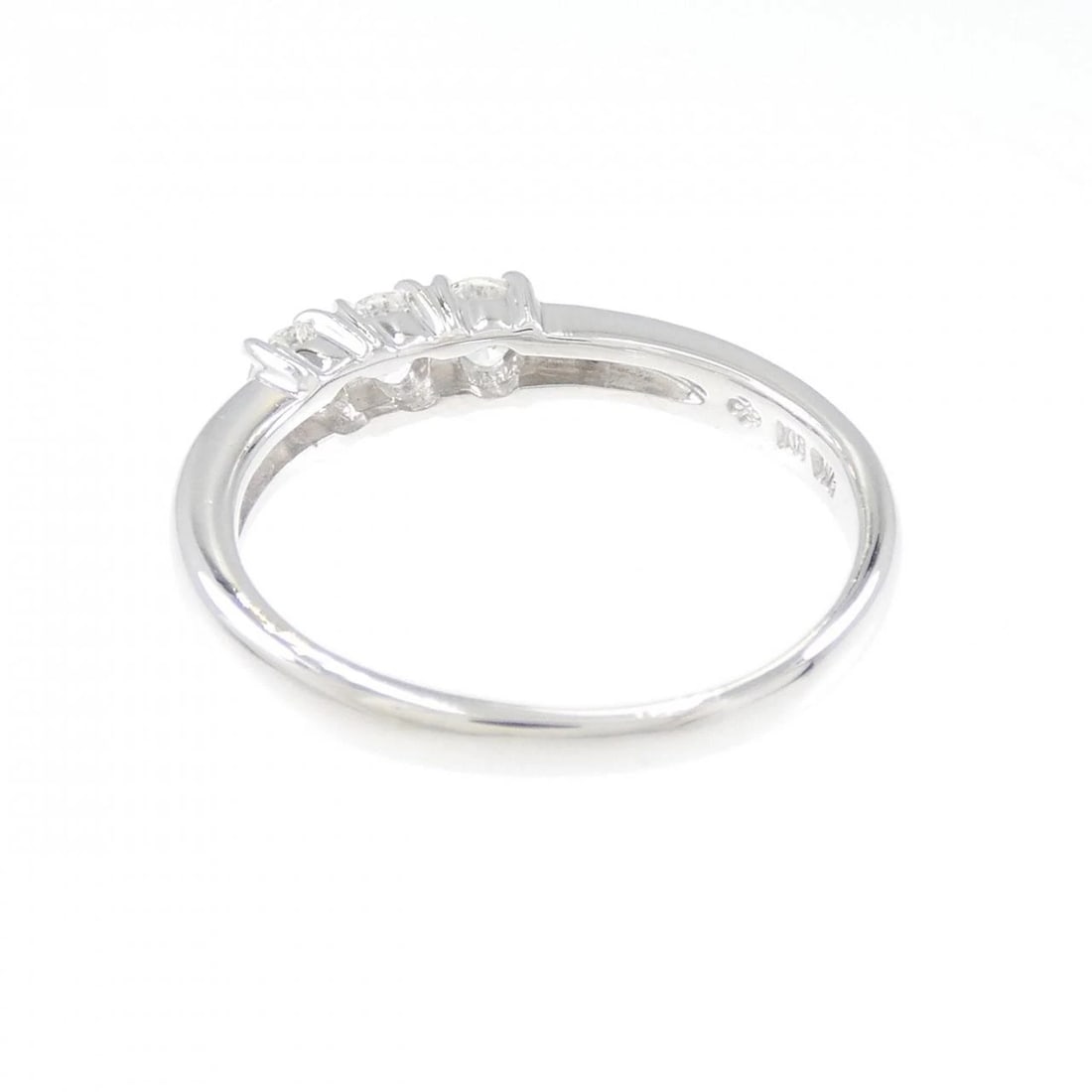 K18WG THREE STONE DIAMOND RING - 3