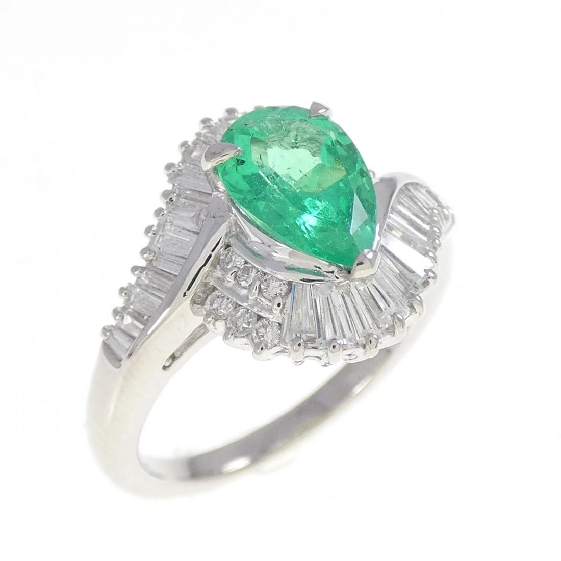 PT900 EMERALD RING: PT900 Emerald Ring Brand: Unbranded Type/Style: Emerald Ring Material: Platinum900, Main Stone/Creation EmeraldSecondary StoneDiamond Color: Platinum Size: US 5 1/4 Accessories: None Accessories