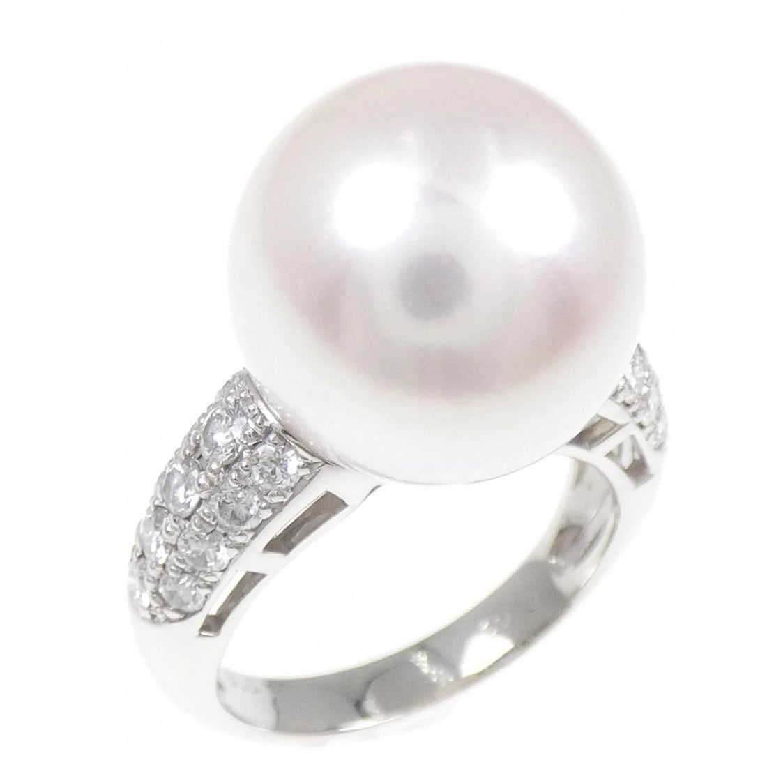 PT900 WHITE BUTTERFLY PEARL RING: PT900 White Butterfly Pearl Ring Brand: Unbranded Type/Style: White Butterfly Pearl Ring Material: Platinum900, Main Stone/Creation White Butterfly Pearl Secondary Stone Diamond Color: Platinum Size: 